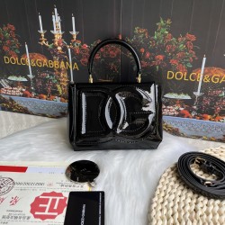 570 [Dolce Gabbana] Model number: 9112 Original order ➰Delicate handmade, imported cowhide bag body with pure handmade oil edges on top, embellished with standing effect quilted DG log Fashion trend, favorite of many celebrities, crossbody, overseas purch