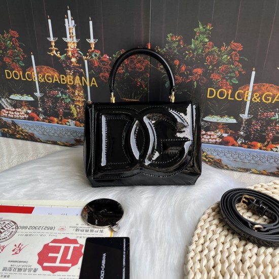 570 [Dolce Gabbana] Model number: 9112 Original order ➰Delicate handmade, imported cowhide bag body with pure handmade oil edges on top, embellished with standing effect quilted DG log Fashion trend, favorite of many celebrities, crossbody, overseas purch