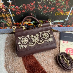 P550 model number: 4133 palm print high-end product [Dolce Gabbana] Another platinum bag in the fashion industry ➰Delicate handmade classic model solid color versatile. Favorite of many celebrities. Crossbody can be used with mirrors. Special products for