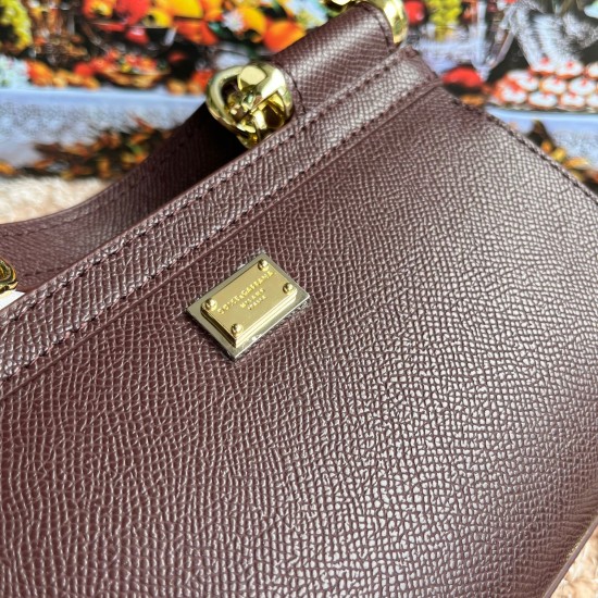 P550 model number: 4133 palm print high-end product [Dolce Gabbana] Another platinum bag in the fashion industry ➰Delicate handmade classic model solid color versatile. Favorite of many celebrities. Crossbody can be used with mirrors. Special products for