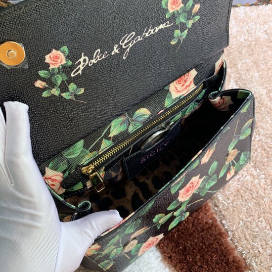 480 [Dolce Gabbana] The same crossbody bag as a celebrity, crossbody, mirror, overseas purchasing special products, fashionable and aura, brand new bag style, any combination can be as long as there is a fashionable heart, you can keep it clearly, when an