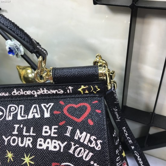 480 [Dolce Gabbana] The same crossbody bag as a celebrity, crossbody, mirror, overseas purchasing special products, fashionable and aura, brand new bag style, any combination can be as long as there is a fashionable heart, you can keep it clearly, when an