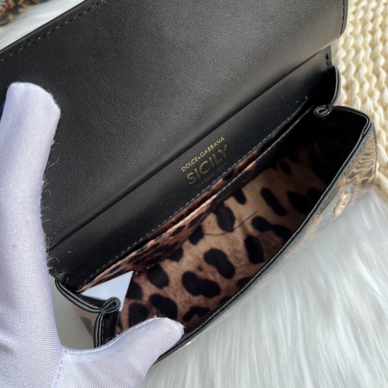 470 [Dolce Gabbana] model number: 2111 patent leather leopard print, perfect bag shape, customized vacuum high electroplated hardware, versatile bag type, portable crossbody is suitable for any occasion, gorgeous enough to amazing four seats, every presen