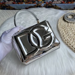 570 [Dolce Gabbana] Model number: 9112 Original order ➰Delicate handmade, imported cowhide bag body with pure handmade oil edges on top, embellished with standing effect quilted DG log Fashion trend, favorite of many celebrities, crossbody, overseas purch