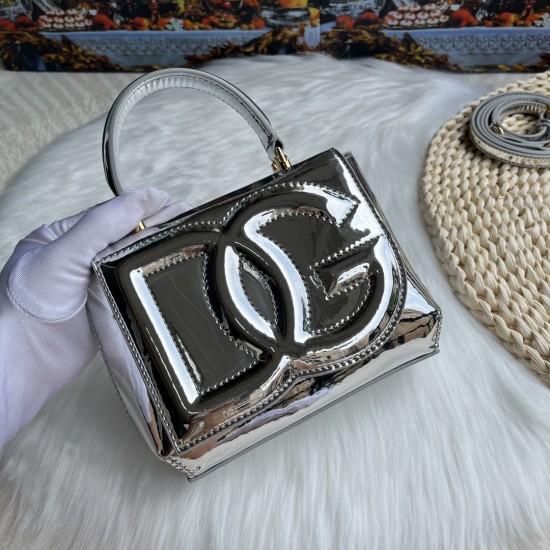 570 [Dolce Gabbana] Model number: 9112 Original order ➰Delicate handmade, imported cowhide bag body with pure handmade oil edges on top, embellished with standing effect quilted DG log Fashion trend, favorite of many celebrities, crossbody, overseas purch