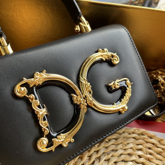 570 【Dolce Gabbana】❤️New.Model number: 9111 original list ➰Delicate and handmade, imported cowhide bag body with pure handmade oil edges on the top, embellished with DG double electroplating sign fashion trend, front flip cover adopts hidden magnetic buck 570 【Dolce Gabbana】❤️New.Model number: 9111 original list ➰Delicate and handmade, imported cowhide bag body with pure handmade oil edges on the top, embellished with DG double electroplating sign fashion trend, front flip cover adopts hidden magnetic buck