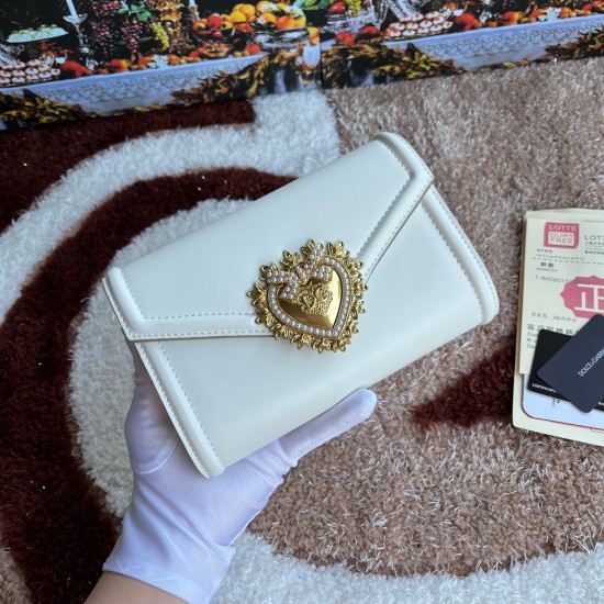 530 original DolceGabbana overseas purchasing special product model number 5512,️Double crossbody clutch bag is mainly simple and fashionable, using imported cowhide raw materials. Butterfly gold-plated DG logo inlaid pearl front flip with hidden magnetic 530 original DolceGabbana overseas purchasing special product model number 5512,️Double crossbody clutch bag is mainly simple and fashionable, using imported cowhide raw materials. Butterfly gold-plated DG logo inlaid pearl front flip with hidden magnetic