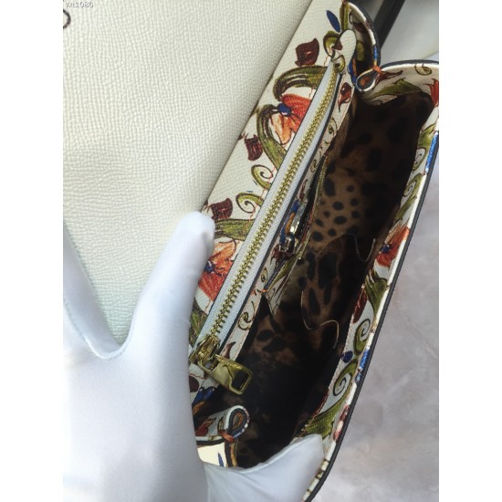 480 [Dolce Gabbana] The same crossbody bag as a celebrity, crossbody, mirror, overseas purchasing special products, fashionable and aura, brand new bag style, any combination can be as long as there is a fashionable heart, you can keep it clearly, when an