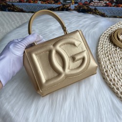 570 [Dolce Gabbana] Model number: 9112 Original order ➰Delicate handmade, imported cowhide bag body with pure handmade oil edges on top, embellished with standing effect quilted DG log Fashion trend, favorite of many celebrities, crossbody, overseas purch