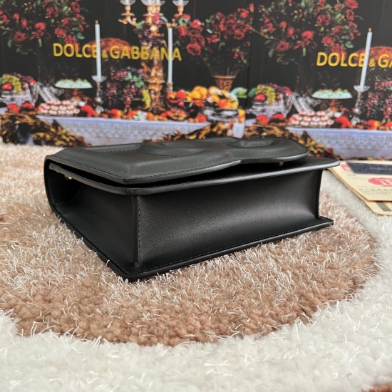 530 [Dolce Gabbana] Model number: 5515 Top original list ➰Delicious handmade, imported cowhide bag body with pure handmade oil edges on top, embellished with standing effect quilted DG log Fashion trend, favorite of many celebrities, crossbody, overseas p