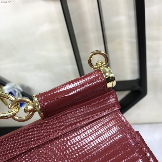 530 Medium size [Dolce Gabbana] Colorful Diamond Lizard Pattern Crossbody Bag Original Single Perfect Bag Shape Imported Top-Level Lizard Pattern Cowhide, Customized Vacuum High Electroplating Hardware All-match Bag Style Hand-Owned Crossbody is suitable 