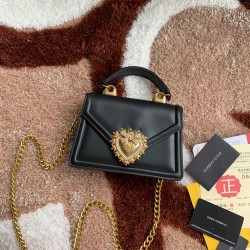 530 [Dolce Gabbana] Chain hand-held crossbody bag model number: 6613 original list ➰Delicious handmade Imported cowhide leather with original hardware bag body with pure handmade oil on top of the top of many celebrities' favorites. Crossbody can be purch