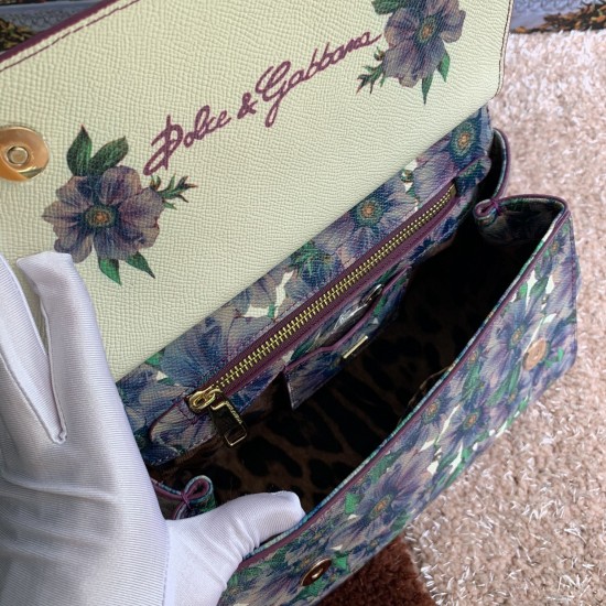 480 [Dolce Gabbana] The same crossbody bag as a celebrity, crossbody, mirror, overseas purchasing special products, fashionable and aura, brand new bag style, any combination can be as long as there is a fashionable heart, you can keep it clearly, when an