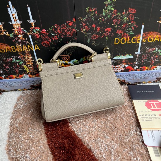 P550 model number: 4133 palm print high-end product [Dolce Gabbana] Another platinum bag in the fashion industry ➰Delicate handmade classic model solid color versatile. Favorite of many celebrities. Crossbody can be used with mirrors. Special products for