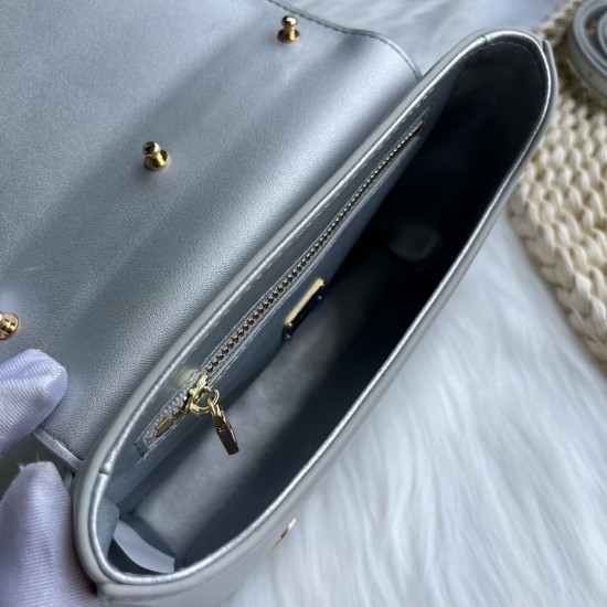 570 [Dolce Gabbana] Model number: 9112 Original order ➰Delicate handmade, imported cowhide bag body with pure handmade oil edges on top, embellished with standing effect quilted DG log Fashion trend, favorite of many celebrities, crossbody, overseas purch