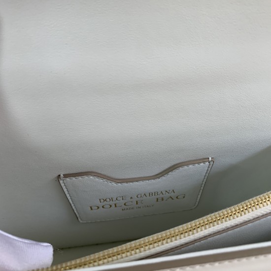 550 [Dolce Gabbana] Model number: 4158 Original single crossbody women's bag ➰Delicious handmade Imported cowhide with original hardware bag body with pure handmade oil on top of the top of many celebrities' favorites. Crossbody can be purchased overseas 