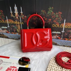 570 [Dolce Gabbana] Model number: 9112 Original order ➰Delicate handmade, imported cowhide bag body with pure handmade oil edges on top, embellished with standing effect quilted DG log Fashion trend, favorite of many celebrities, crossbody, overseas purch