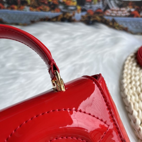 570 [Dolce Gabbana] Model number: 9112 Original order ➰Delicate handmade, imported cowhide bag body with pure handmade oil edges on top, embellished with standing effect quilted DG log Fashion trend, favorite of many celebrities, crossbody, overseas purch