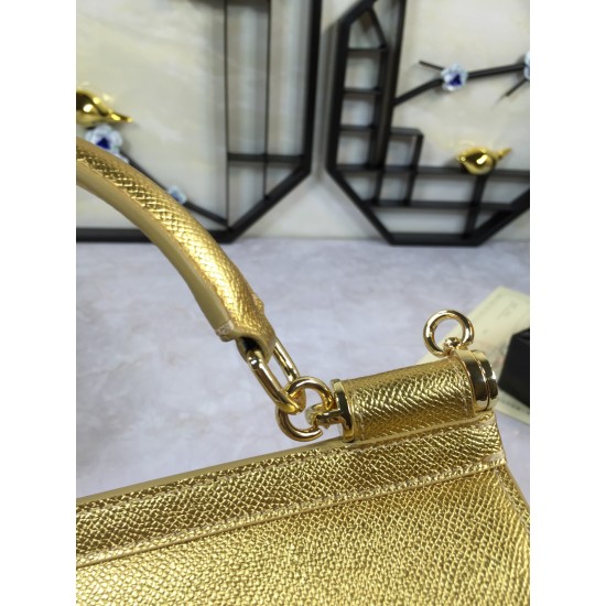 410 small high-end product [Dolce Gabbana] crossbody women's bag ➰Delicate handmade classic style solid color versatile. Favorite of many celebrities. Crossbody can be matched with mirrors. Special products for overseas purchasing agents!Imported palm-pri