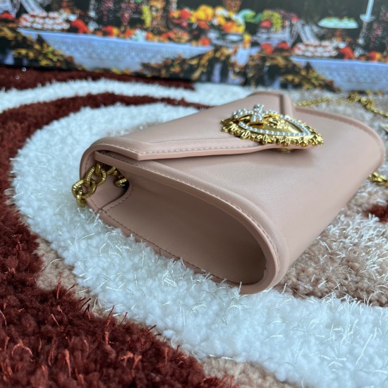 530 original DolceGabbana overseas purchasing special product model number 5512,️Double crossbody clutch bag is mainly simple and fashionable, using imported cowhide raw materials. Butterfly gold-plated DG logo inlaid pearl front flip with hidden magnetic 530 original DolceGabbana overseas purchasing special product model number 5512,️Double crossbody clutch bag is mainly simple and fashionable, using imported cowhide raw materials. Butterfly gold-plated DG logo inlaid pearl front flip with hidden magnetic