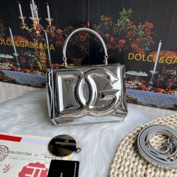 570 [Dolce Gabbana] Model number: 9112 Original order ➰Delicate handmade, imported cowhide bag body with pure handmade oil edges on top, embellished with standing effect quilted DG log Fashion trend, favorite of many celebrities, crossbody, overseas purch