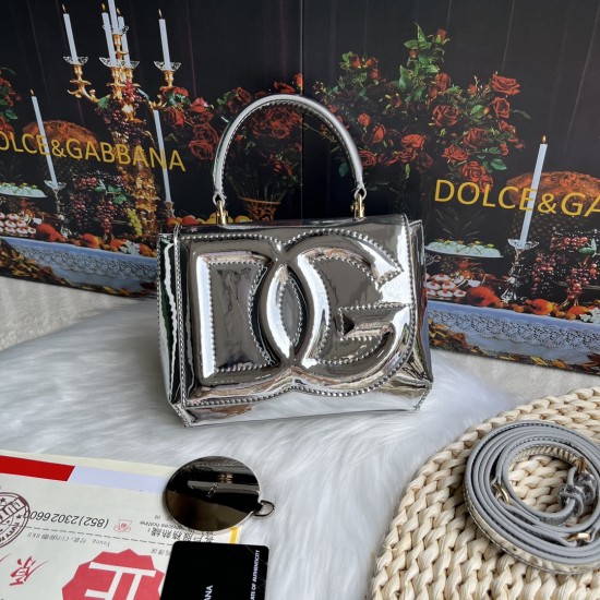 570 [Dolce Gabbana] Model number: 9112 Original order ➰Delicate handmade, imported cowhide bag body with pure handmade oil edges on top, embellished with standing effect quilted DG log Fashion trend, favorite of many celebrities, crossbody, overseas purch