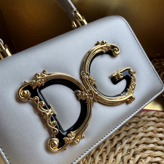 570 【Dolce Gabbana】❤️New.Model number: 9111 original list ➰Delicate and handmade, imported cowhide bag body with pure handmade oil edges on the top, embellished with DG double electroplating sign fashion trend, front flip cover adopts hidden magnetic buck 570 【Dolce Gabbana】❤️New.Model number: 9111 original list ➰Delicate and handmade, imported cowhide bag body with pure handmade oil edges on the top, embellished with DG double electroplating sign fashion trend, front flip cover adopts hidden magnetic buck