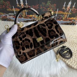 470 [Dolce Gabbana] model number: 2111 patent leather leopard print, perfect bag shape, customized vacuum high electroplated hardware, versatile bag type, portable crossbody is suitable for any occasion, gorgeous enough to amazing four seats, every presen