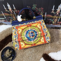 480 [Dolce Gabbana] The same crossbody bag as a celebrity, crossbody, mirror, overseas purchasing special products, fashionable and aura, brand new bag style, any combination can be as long as there is a fashionable heart, you can keep it clearly, when an