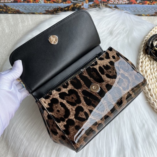 500 [Dolce Gabbana] model number: 2112 patent leather leopard print, perfect bag shape, customized vacuum high electroplated hardware, versatile bag type, portable crossbody is suitable for any occasion, gorgeous enough to amazing four seats, every presen