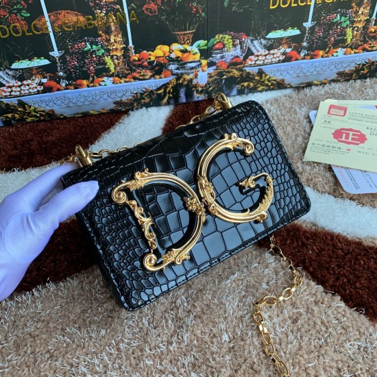 600 【Dolce Gabbana】Top original list ➰Delicate handmade series crossbody bags, imported raw materials, resin bottom plated with real gold DG logo on the front, the flip cover is hidden magnetic buckle, fixed electroplated ruthenium chain decoration, pure 600 【Dolce Gabbana】Top original list ➰Delicate handmade series crossbody bags, imported raw materials, resin bottom plated with real gold DG logo on the front, the flip cover is hidden magnetic buckle, fixed electroplated ruthenium chain decoration, pure