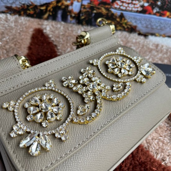 P550 model number: 4133 palm print high-end product [Dolce Gabbana] Another platinum bag in the fashion industry ➰Delicate handmade classic model solid color versatile. Favorite of many celebrities. Crossbody can be used with mirrors. Special products for