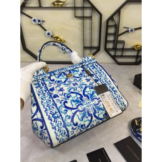 480 [Dolce Gabbana] The same crossbody bag as a celebrity, crossbody, mirror, overseas purchasing special products, fashionable and aura, brand new bag style, any combination can be as long as there is a fashionable heart, you can keep it clearly, when an