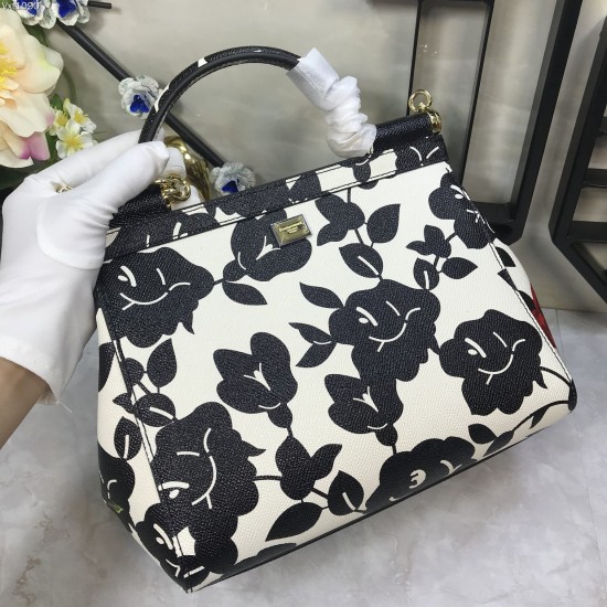 480 [Dolce Gabbana] The same crossbody bag as a celebrity, crossbody, mirror, overseas purchasing special products, fashionable and aura, brand new bag style, any combination can be as long as there is a fashionable heart, you can keep it clearly, when an