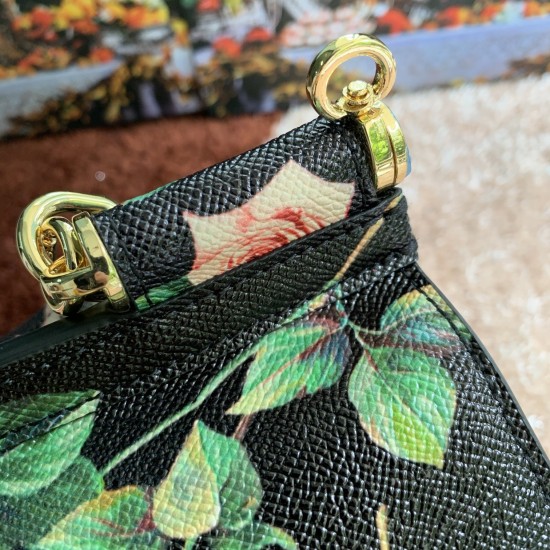 480 [Dolce Gabbana] The same crossbody bag as a celebrity, crossbody, mirror, overseas purchasing special products, fashionable and aura, brand new bag style, any combination can be as long as there is a fashionable heart, you can keep it clearly, when an