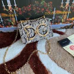 620 【Dolce Gabbana】Top original list ➰Delicate handmade series crossbody bags, imported raw materials, resin bottom plated with real gold DG logo on the front, the flip cover is hidden magnetic buckle, fixed electroplated ruthenium chain decoration, pure 
