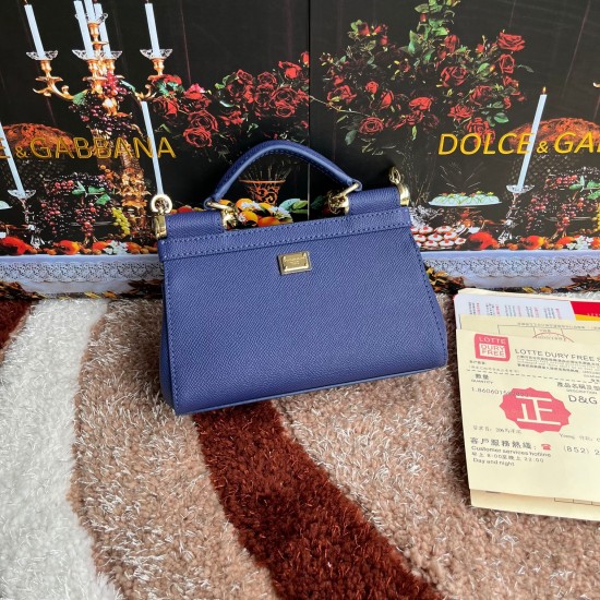 P550 model number: 4133 palm print high-end product [Dolce Gabbana] Another platinum bag in the fashion industry ➰Delicate handmade classic model solid color versatile. Favorite of many celebrities. Crossbody can be used with mirrors. Special products for