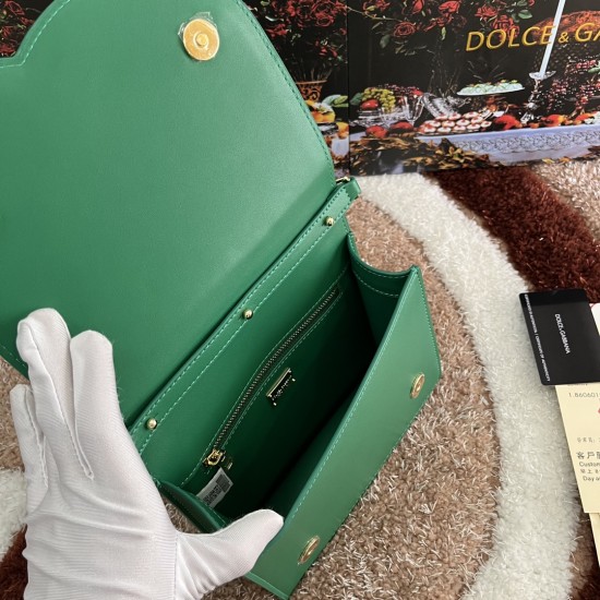 530 [Dolce Gabbana] Model number: 5515 Top original list ➰Delicious handmade, imported cowhide bag body with pure handmade oil edges on top, embellished with standing effect quilted DG log Fashion trend, favorite of many celebrities, crossbody, overseas p