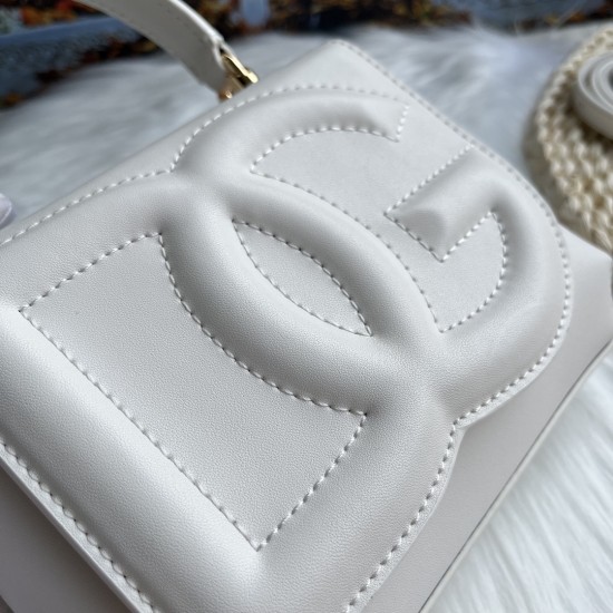 570 [Dolce Gabbana] Model number: 9112 Original order ➰Delicate handmade, imported cowhide bag body with pure handmade oil edges on top, embellished with standing effect quilted DG log Fashion trend, favorite of many celebrities, crossbody, overseas purch