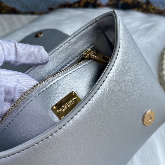 570 [Dolce Gabbana] Model number: 9112 Original order ➰Delicate handmade, imported cowhide bag body with pure handmade oil edges on top, embellished with standing effect quilted DG log Fashion trend, favorite of many celebrities, crossbody, overseas purch