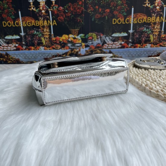 570 [Dolce Gabbana] Model number: 9112 Original order ➰Delicate handmade, imported cowhide bag body with pure handmade oil edges on top, embellished with standing effect quilted DG log Fashion trend, favorite of many celebrities, crossbody, overseas purch