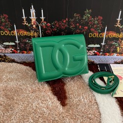 530 [Dolce Gabbana] Model number: 5515 Top original list ➰Delicious handmade, imported cowhide bag body with pure handmade oil edges on top, embellished with standing effect quilted DG log Fashion trend, favorite of many celebrities, crossbody, overseas p