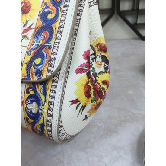 480 [Dolce Gabbana] The same crossbody bag as a celebrity, crossbody, mirror, overseas purchasing special products, fashionable and aura, brand new bag style, any combination can be as long as there is a fashionable heart, you can keep it clearly, when an