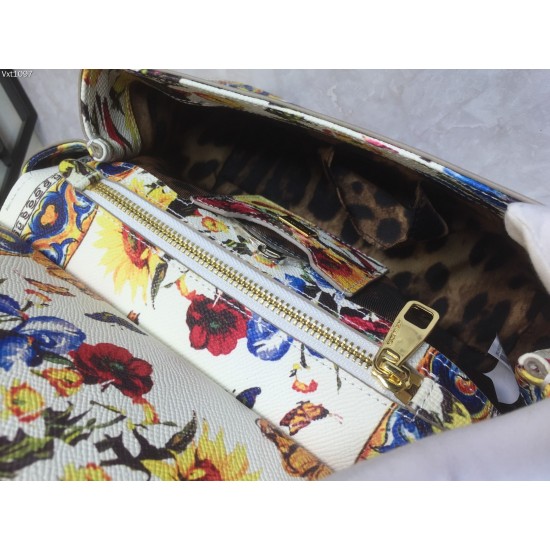 480 [Dolce Gabbana] The same crossbody bag as a celebrity, crossbody, mirror, overseas purchasing special products, fashionable and aura, brand new bag style, any combination can be as long as there is a fashionable heart, you can keep it clearly, when an