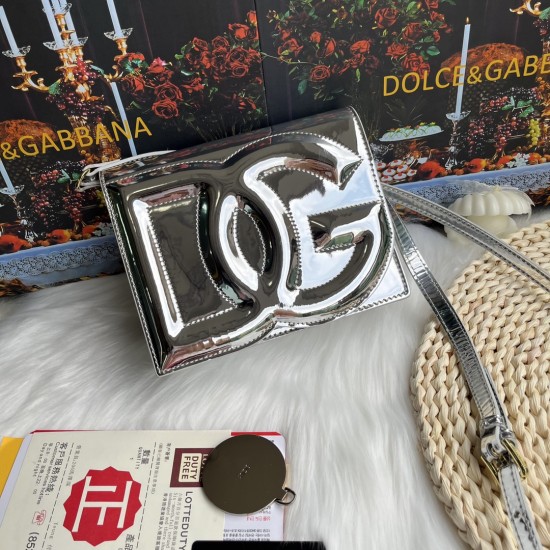 530 [Dolce Gabbana] Model number: 5515 Top original list ➰Delicious handmade, imported cowhide bag body with pure handmade oil edges on top, embellished with standing effect quilted DG log Fashion trend, favorite of many celebrities, crossbody, overseas p