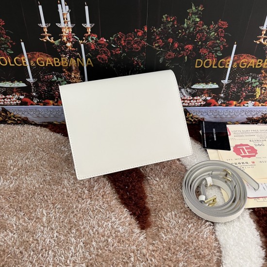 530 [Dolce Gabbana] Model number: 5515 Top original list ➰Delicious handmade, imported cowhide bag body with pure handmade oil edges on top, embellished with standing effect quilted DG log Fashion trend, favorite of many celebrities, crossbody, overseas p