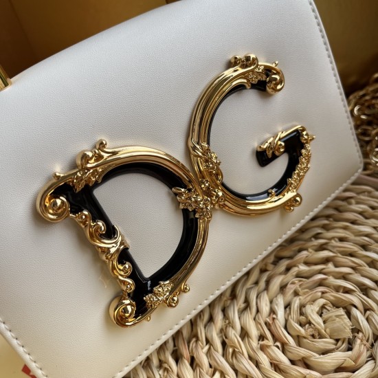 570 【Dolce Gabbana】❤️New.Model number: 9111 original list ➰Delicate and handmade, imported cowhide bag body with pure handmade oil edges on the top, embellished with DG double electroplating sign fashion trend, front flip cover adopts hidden magnetic buck 570 【Dolce Gabbana】❤️New.Model number: 9111 original list ➰Delicate and handmade, imported cowhide bag body with pure handmade oil edges on the top, embellished with DG double electroplating sign fashion trend, front flip cover adopts hidden magnetic buck