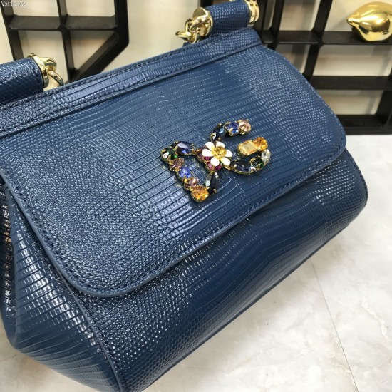 470 Small [Dolce Gabbana] Colorful Diamond Lizard Pattern Crossbody Bag Original Single Perfect Bag Shape Imported Top-Level Lizard Pattern Cowhide, Customized Vacuum High Electroplating Hardware All-match Bag Shape Hand-Off Crossbody is suitable for any 