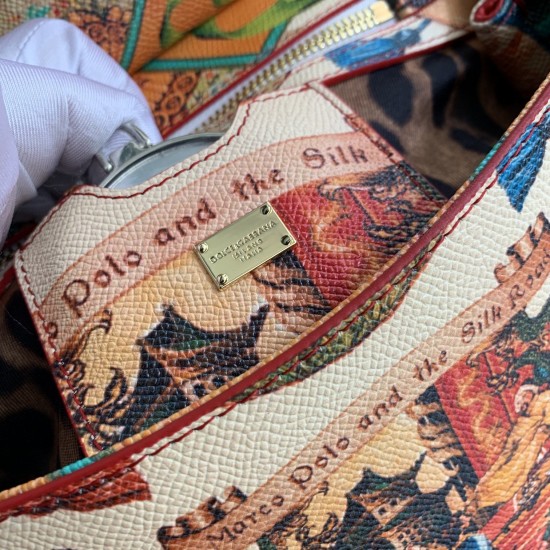 480 [Dolce Gabbana] The same crossbody bag as a celebrity, crossbody, mirror, overseas purchasing special products, fashionable and aura, brand new bag style, any combination can be as long as there is a fashionable heart, you can keep it clearly, when an