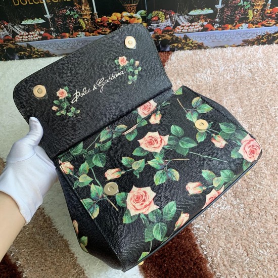 480 [Dolce Gabbana] The same crossbody bag as a celebrity, crossbody, mirror, overseas purchasing special products, fashionable and aura, brand new bag style, any combination can be as long as there is a fashionable heart, you can keep it clearly, when an